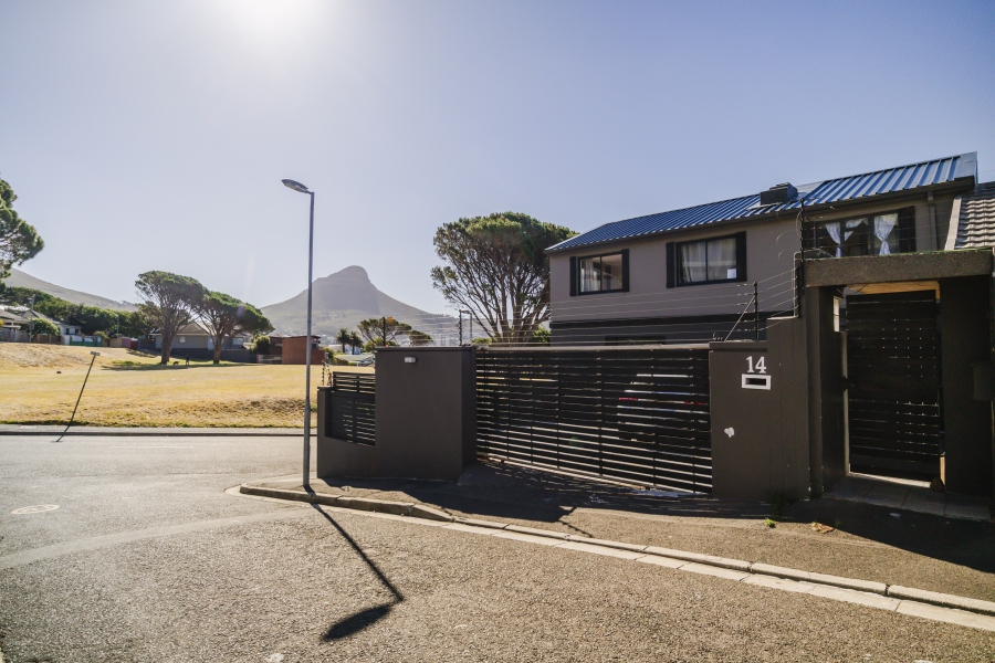 6 Bedroom Property for Sale in Vredehoek Western Cape